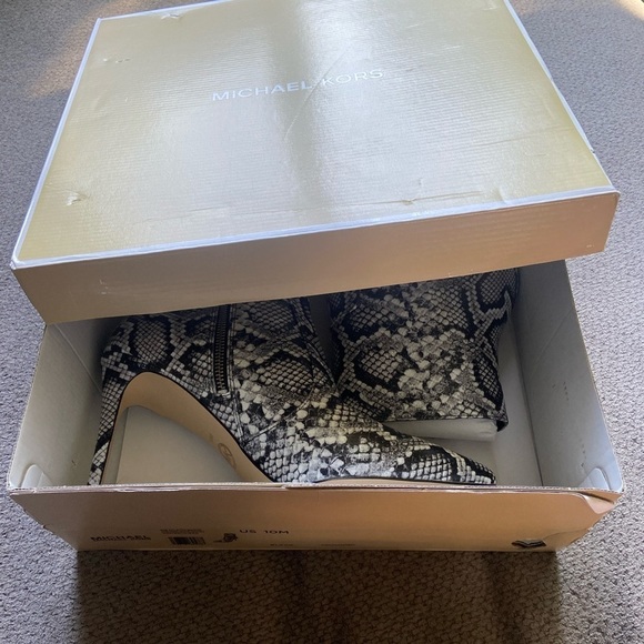 MICHAEL KORS RUE SNAKE EMBOSSED LEATHER STILETTO ANKLE BOOTIES SZ 10 NEW IN BOX - Picture 6 of 6